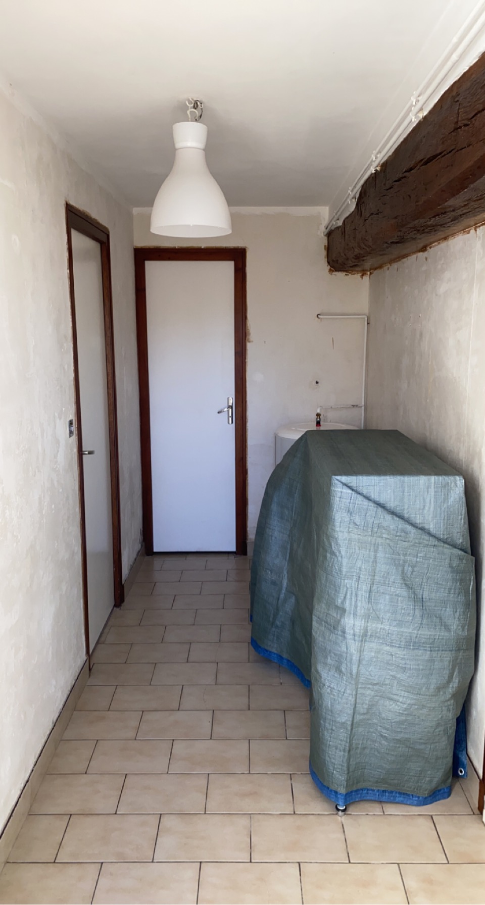 Pièce avant peinture intérieure - murs à rafraîchir