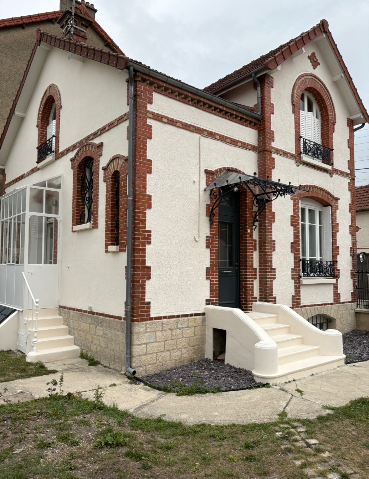 Ravalement de façade après travaux - mur restauré avec enduit neuf