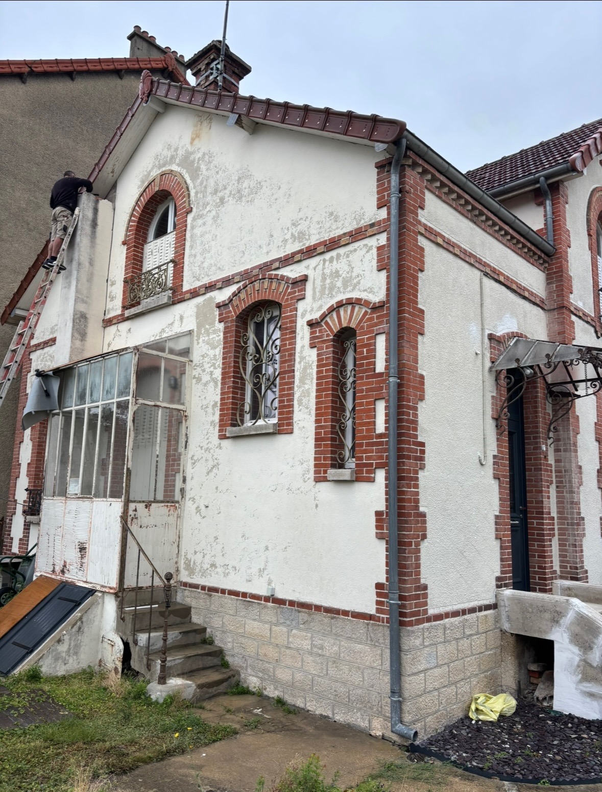 Ravalement de façade avant travaux - fissurations et décollements présents
