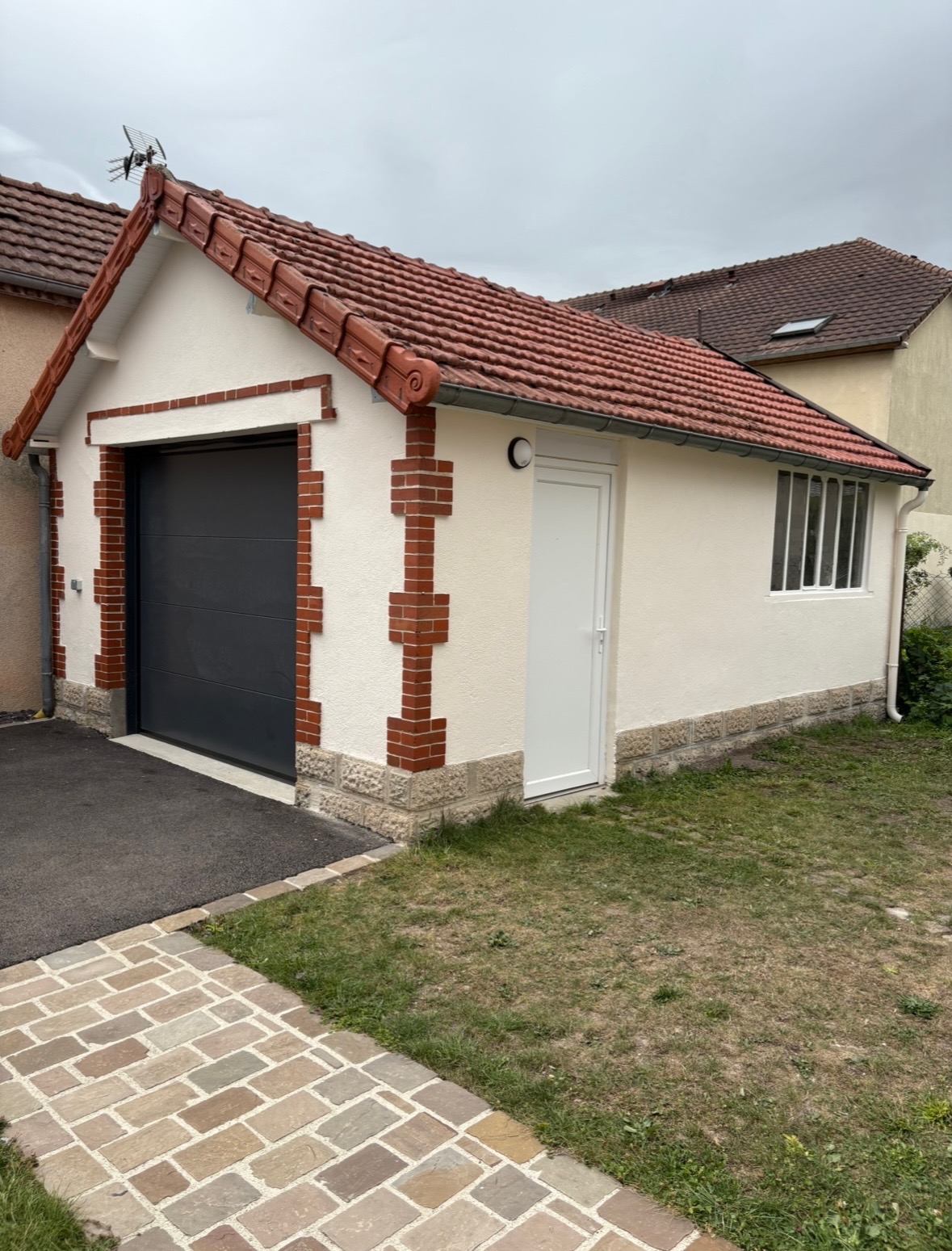 Façade de garage après ravalement - finition propre et protección renouvelée