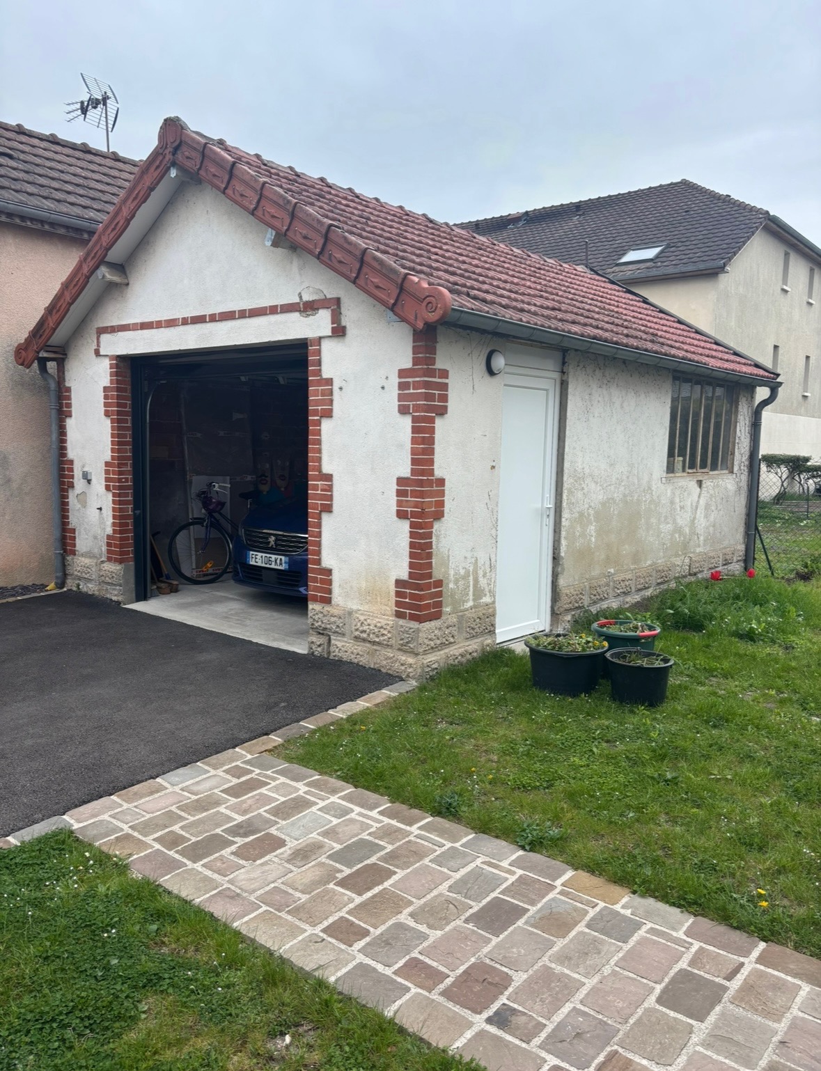 Façade de garage avant ravalement - façade dégradée nécessitant une rénovation