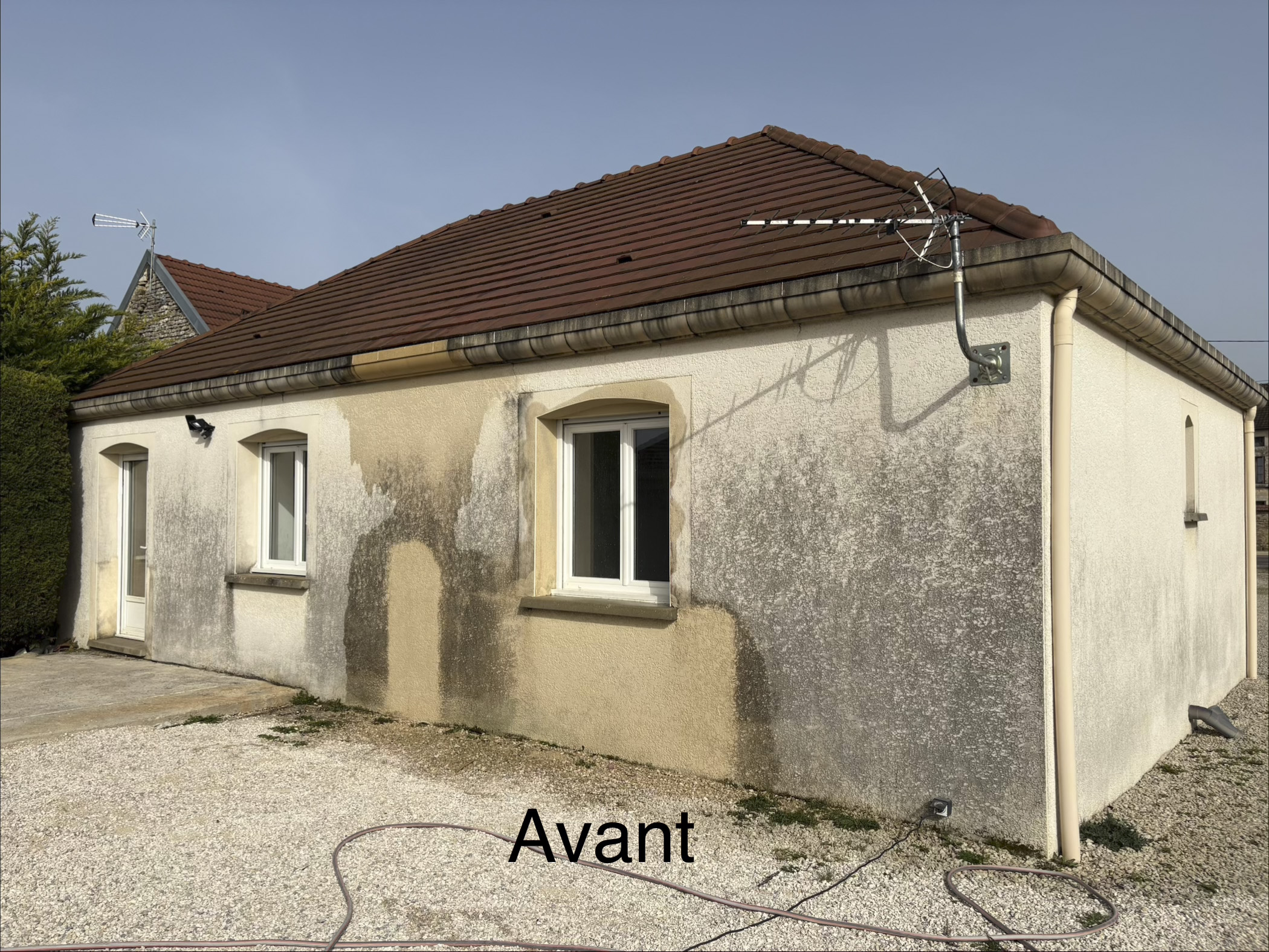 Toiture après démoussage - tuiles nettoyées et traitées