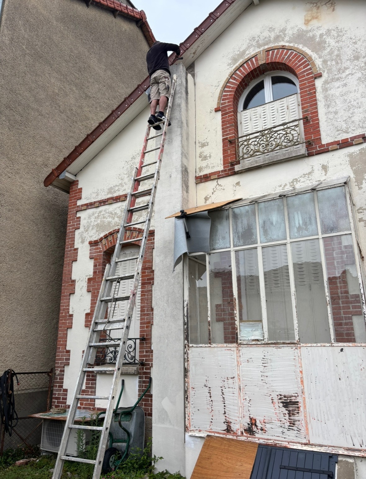 Maison avec véranda avant ravalement - murs extérieurs dégradés